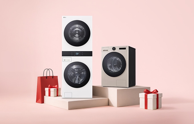 핑크색 배경 위에 쇼핑백, 선물 오브제가 있고 단상 위에 LG 트롬 AI 오브제컬렉션 워시타워와 LG 트롬 AI 오브제컬렉션 건조기가 나란히 배치되어있습니다.